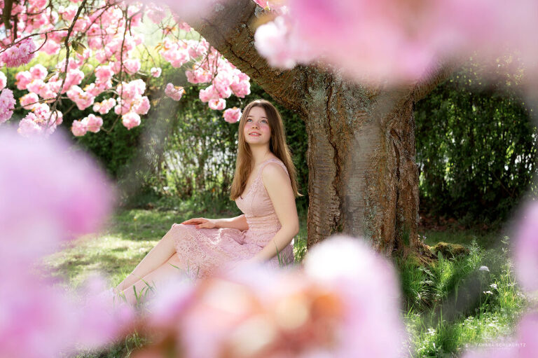 Mädchentraum, Fotoshooting in rosa Kirchblütenmeer